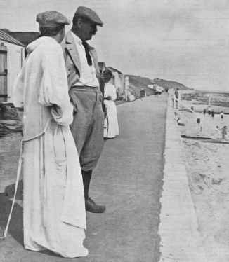 Arthur Conan Doyle with Seymour Hicks at Frinton-on-Sea (ca. september 1913).