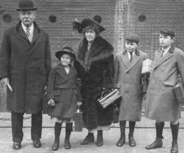 Arthur Conan Doyle, Lena Jean, Jean Conan Doyle, Adrian and Denis in USA.