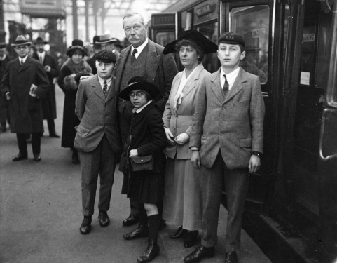 Arthur Conan Doyle and family at Victoria Station en route to USA (march 1923).