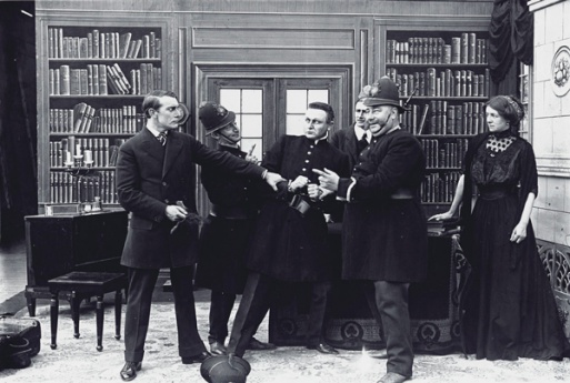 Dr. Mors captured. From left: Sherlock Holmes (Alwin Neuss), Police constable (Victor fabian), Dr. Mors (Einar Zangenberg), the countess (Alfi Zangenberg)