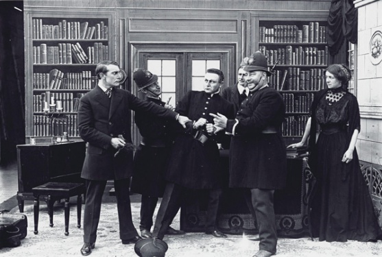 From left: Sherlock Holmes (Alwin Neuss), Police constable (Victor fabian), Dr. Mors (Einar Zangenberg), the countess (Alfi Zangenberg) in Den Stjaalne Millionobligation (1911)