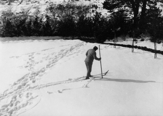 Arthur Conan Doyle in snow (ca. 1907).