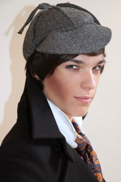 File:2017-sherlock-holmes-und-der-duft-der-intrige-holmes-promo.jpg
