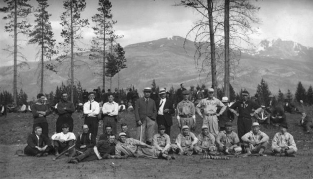 Arthur Conan Doyle with Jasper Ball Club and Edson team before a baseball game (14 june 1914).