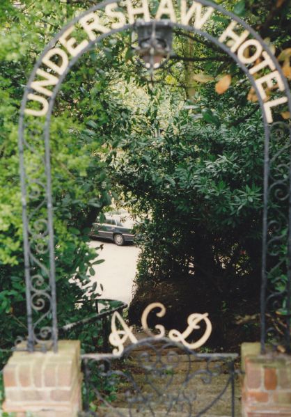 File:1997-07-06-undershaw-plaque-unveiling-gate-entrance.jpg