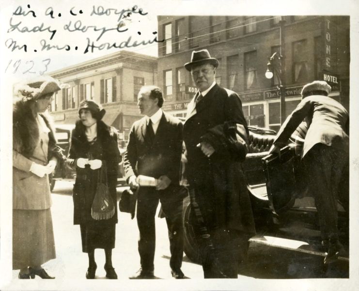 File:1923-05-09-arthur-conan-doyle-and-harry-houdini-in-denver2.jpg