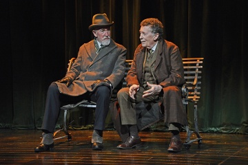 Mycroft Holmes (Roy Sampson) and Sherlock Holmes (Robert Powell)