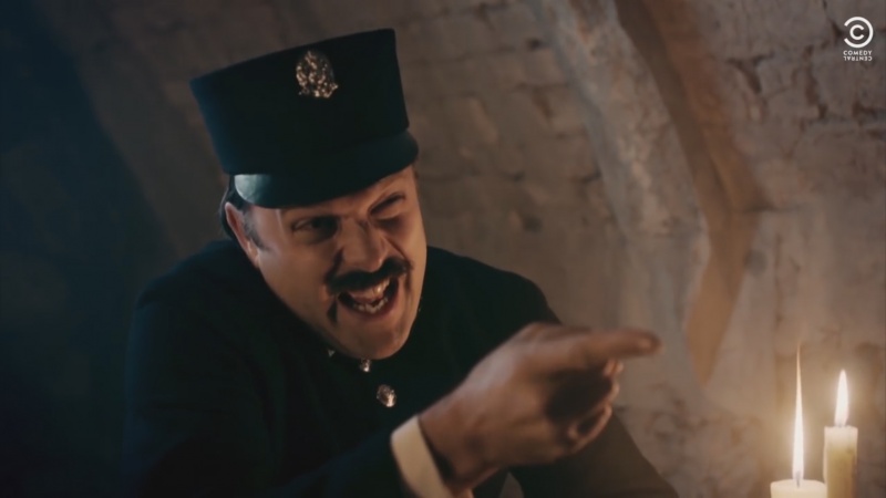 File:2016-drunk-history-uk-S02E08-sir-arthur-conan-doyle-prison-guard.jpg