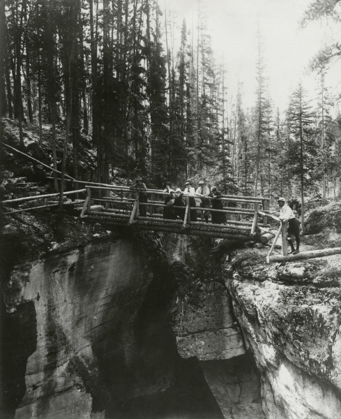 File:1914-arthur-conan-doyle-in-jasper-park-bridge-maligne-gorge.jpg