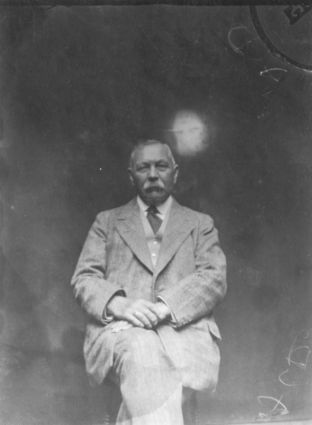 File:1920ca-arthur-conan-doyle-and-spirit.jpg