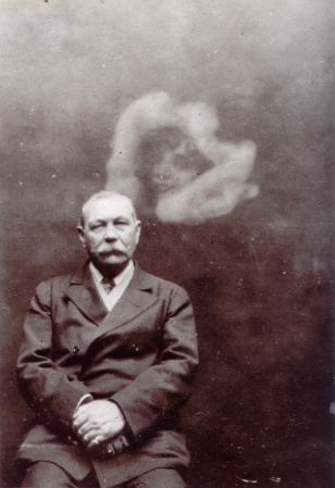 Arthur Conan Doyle photographed with a spirit (ca. 1922).