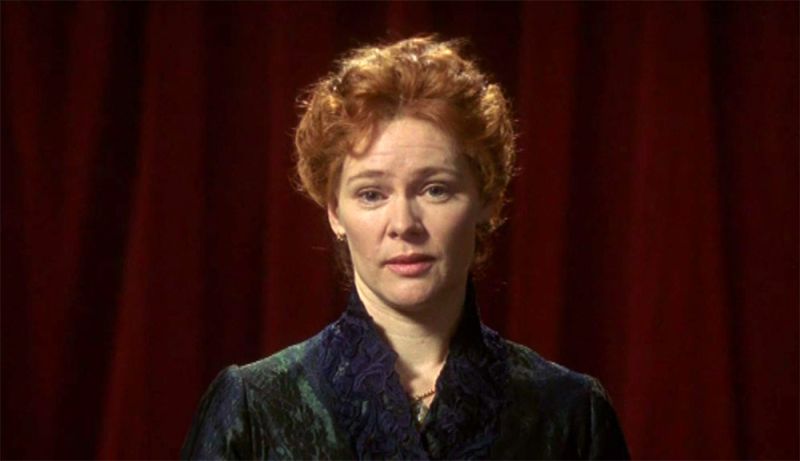 File:2001-murder-rooms-the-photographer-s-chair-helena-petchey.jpg