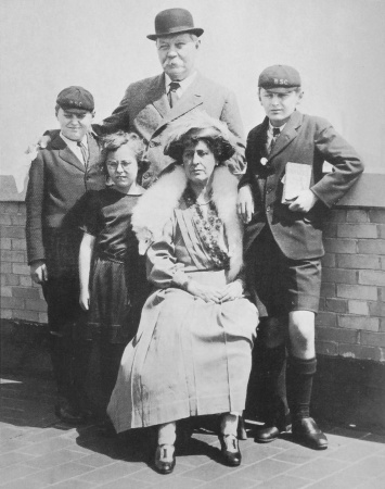 Arthur Conan Doyle and family in USA (april 1922).