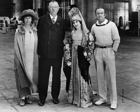 Arthur Conan Doyle and his wife with Mary Pickford and Douglas Fairbanks, in Samuel Goldwyn cinema studios (25 may 1923).