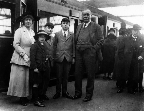 Arthur Conan Doyle and family at Victoria Station en route to USA (march 1923).