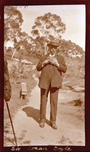 Arthur Conan Doyle holding a possum at Humbug Scrub (29 september 1920).
