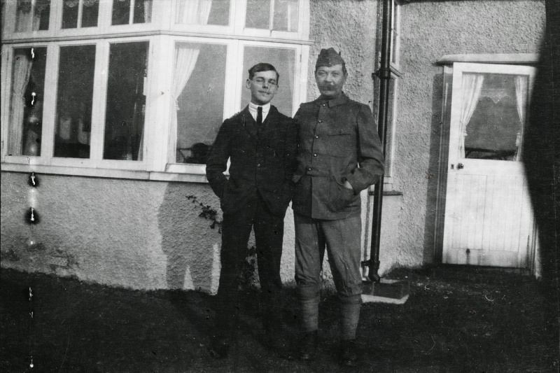 File:1907-arthur-conan-doyle-and-his-son-kingsley.jpg