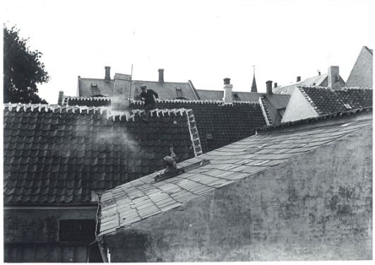 Sherlock Holmes (Einar Zangenberg) fleeing on the roof