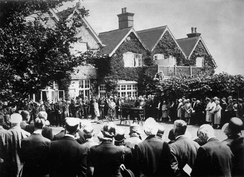 File:1930-07-11-windlesham-funeral2.jpg