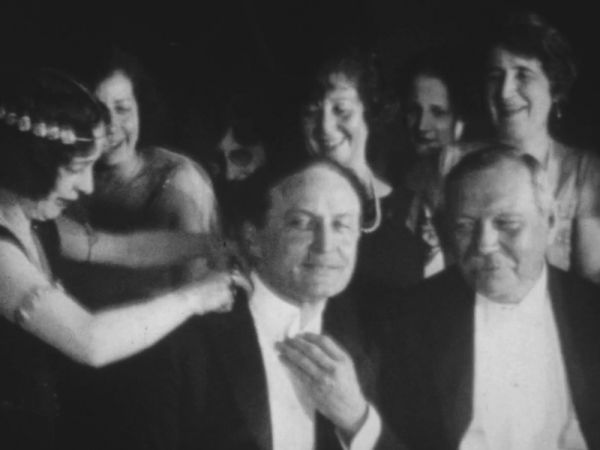 Harry Houdini ad Sir Arthur Conan Doyle at the Annual Dinner of the Society of American Magicians, New York (4 june 1922). See movie extracts.