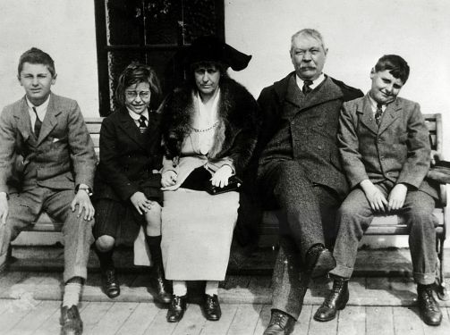 Arthur Conan Doyle and his family ca. 1920. From left to right: Denis, Lena Jean, Lady Jean Conan Doyle, Sir Arthur Conan Doyle and Adrian.