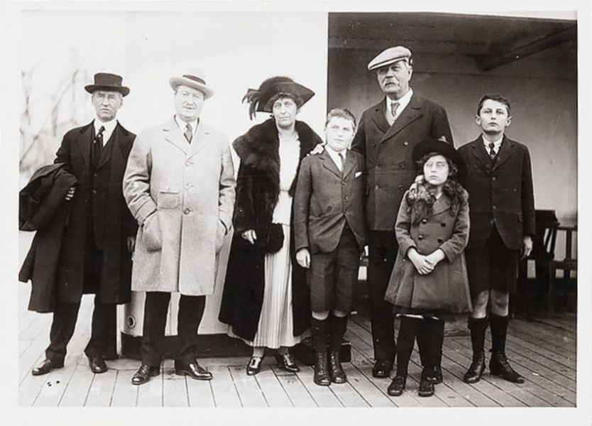 Arthur Conan Doyle and family with William J. Burns, second left (1922).
