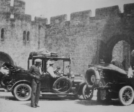 Arthur Conan Doyle in front of his car during The Prince Henry Tour, with German observer at his left (Count Carmer) (july 1911).