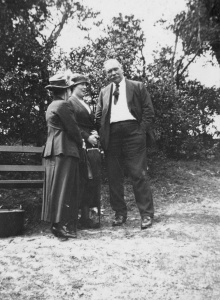 Arthur Conan Doyle at spiritualists picnic, Nielsen Park, Sydney (november 1920).