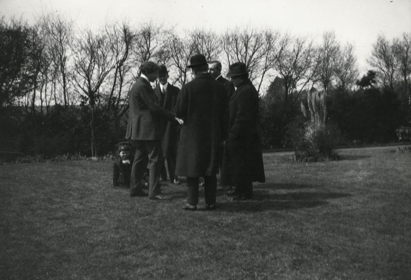File:1914-arthur-conan-doyle-with-visitors-at-windlesham3.jpg