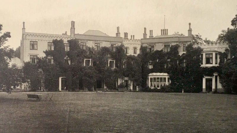 File:09-lyndhurst-grand-hotel-southern-view-of-east-wing-post-1912-conan-doyle-extension.jpg