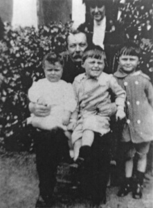 Arthur Conan Doyle with (from left to right) Lena Jean, Adrian, Denis and his wife Jean behind (ca. 1913-1914).
