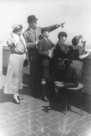 Arthur Conan Doyle and family in USA (april 1922).