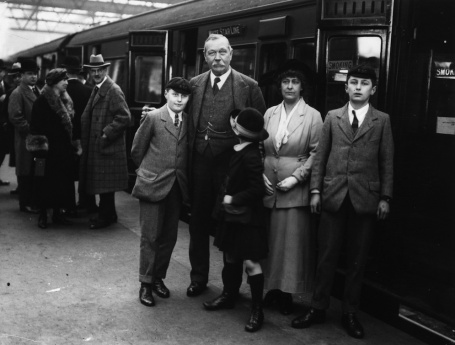 Jean and Arthur with children (1923)