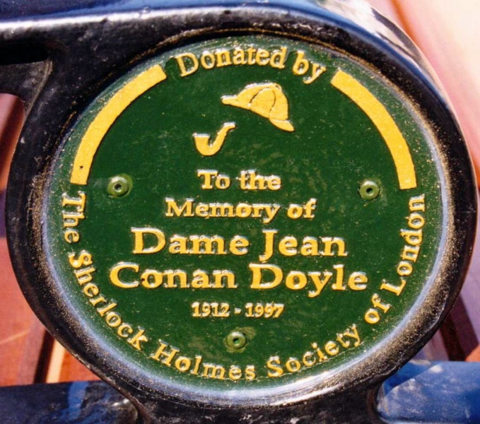 File:Statue-arthur-conan-doyle-clokes-corner-beacon-road-crowborough-bench.jpg