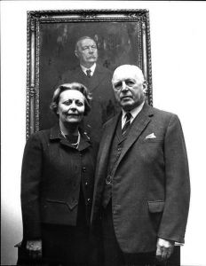 Jean Conan Doyle (Lady Bromet) and Sir Geoffrey Bromet (7 april 1971).
